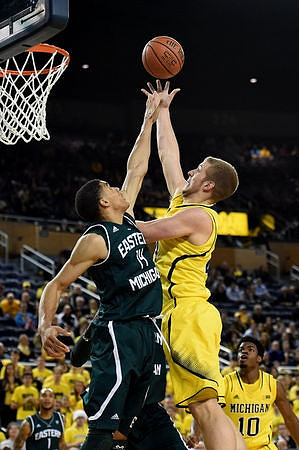 Max Bielfeldt (44) and Derrick Walton Jr. (10)
