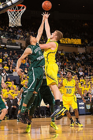 Max Bielfeldt (44) and Derrick Walton Jr. (10)