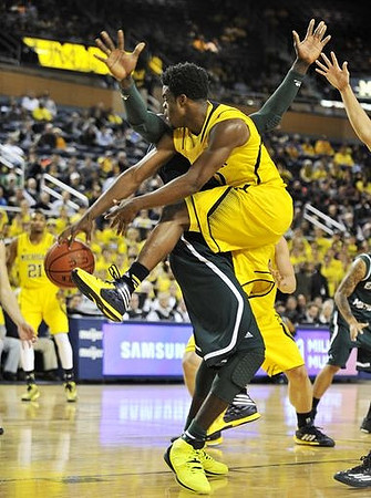 Zak Irvin (21) and Derrick Walton Jr. (10)