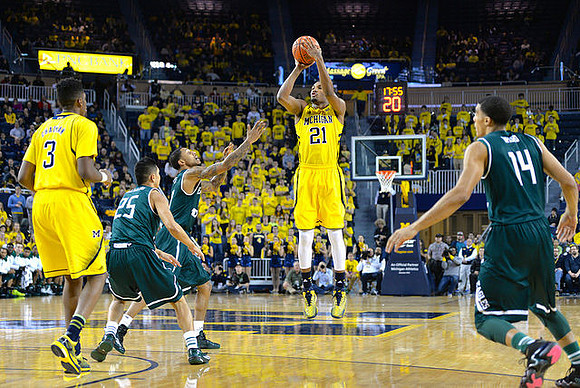 Kameron Chatman (3) and Zak Irvin (21)