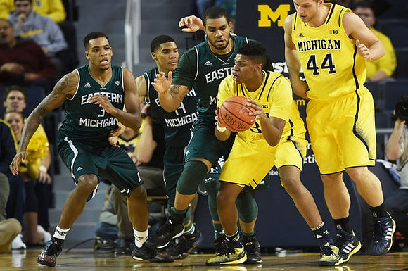 Kameron Chatman (3) and Max Bielfeldt (44)