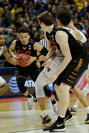 Zak Irvin (21) and D.J. Wilson (5)