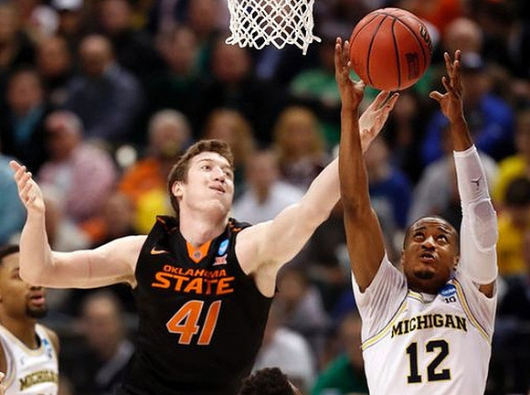 Zak Irvin (21) and Muhammad-Ali Abdur-Rahkman (12)