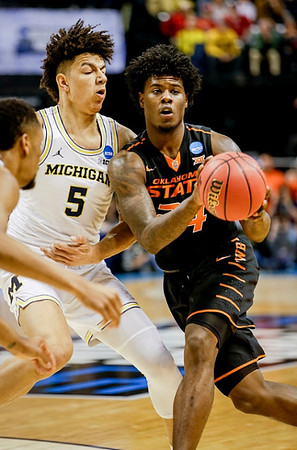 Zak Irvin (21) and D.J. Wilson (5)