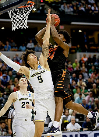 Duncan Robinson (22) and D.J. Wilson (5)