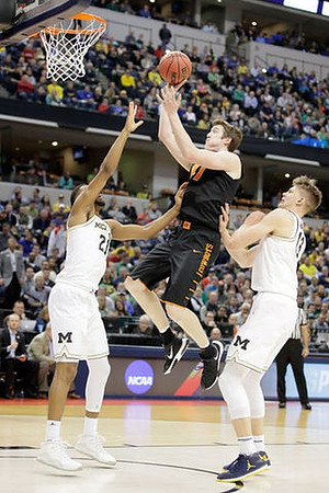 Zak Irvin (21) and Moritz Wagner (13)