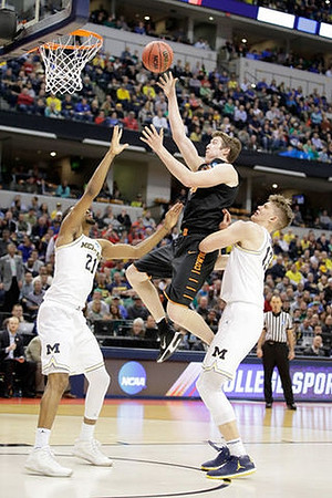 Zak Irvin (21) and Moritz Wagner (13)