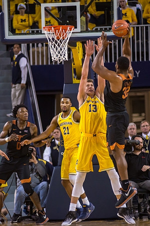 Zak Irvin (21) and Moritz Wagner (13)