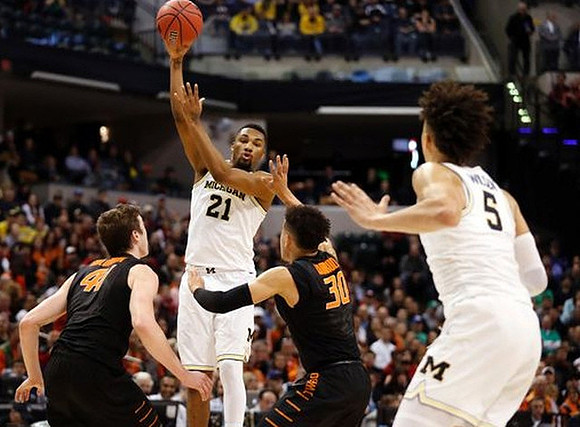 Zak Irvin (21) and D.J. Wilson (5)