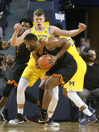 Moritz Wagner (13) and Zak Irvin (21)