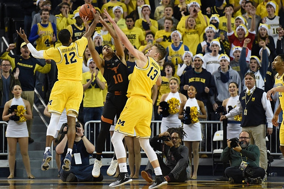 Muhammad-Ali Abdur-Rahkman (12) and Moritz Wagner (13)