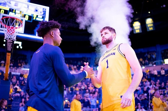 Jace Howard (25) and Hunter Dickinson (1)