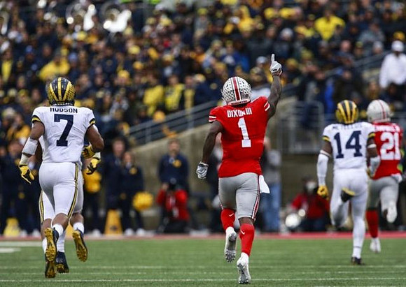 Khaleke Hudson (7) and Josh Metellus (14)