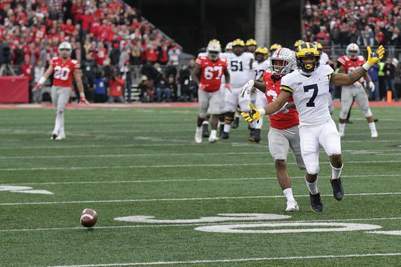 Tarik Black (7), Cesar Ruiz (51), and Karan Higdon (22)