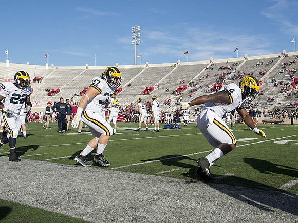 Jarrod Wilson (22), Bobby Henderson (37), and De'Veon Smith (4)