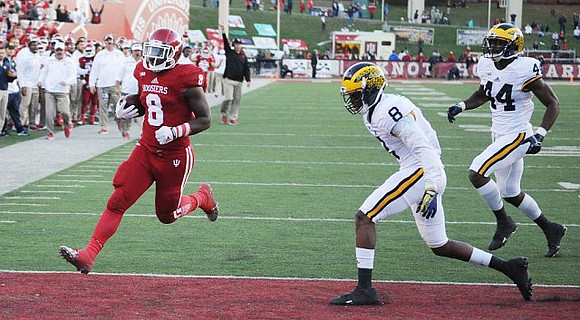 Channing Stribling (8) and Delano Hill (44)