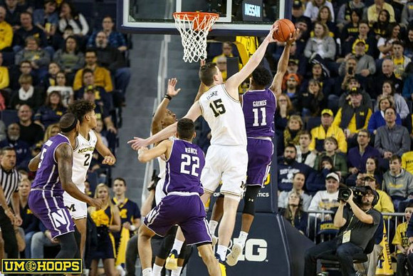 Jordan Poole (2) and Jon Teske (15)
