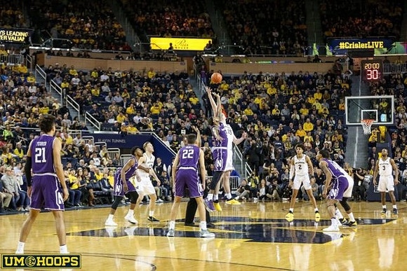 Ignas Brazdeikis (13), Jon Teske (15), Jordan Poole (2), and Zavier Simpson (3)