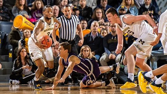 Zavier Simpson (3) and Jon Teske (15)