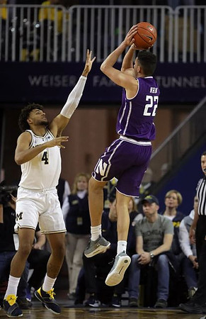 Isaiah Livers (4)