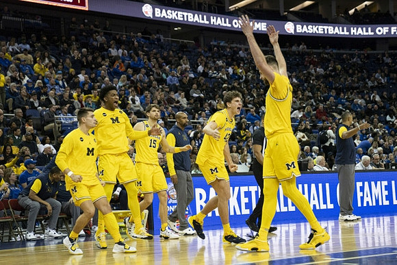 Hunter Dickinson (1) and Michigan Team
