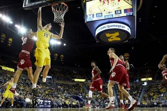 Jon Teske (15) and Duncan Robinson (22)