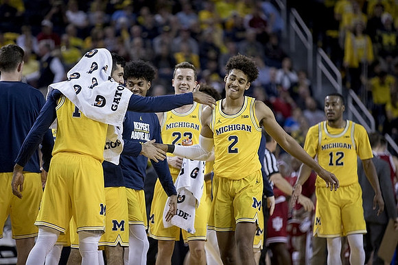 Jordan Poole (2) and Michigan Team