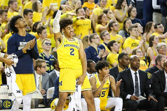 Jordan Poole (2) and Michigan Team