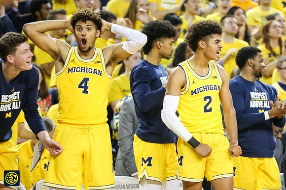 Isaiah Livers (4), Jordan Poole (2), and Michigan Team