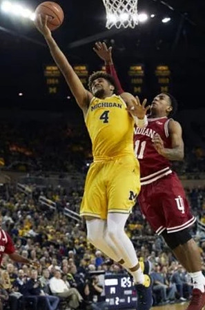 Isaiah Livers (4)