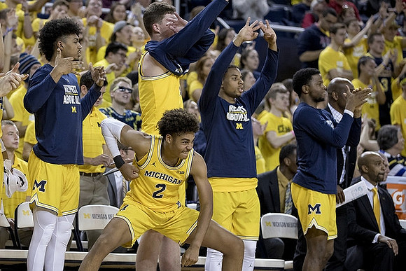 Jordan Poole (2) and Michigan Team
