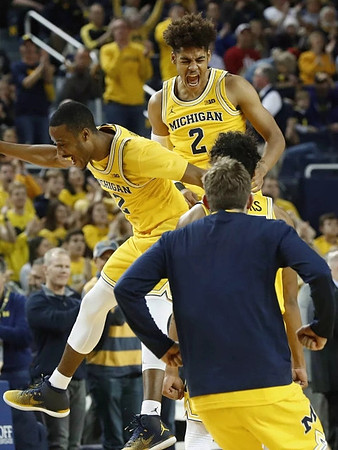 Muhammad-Ali Abdur-Rahkman (12) and Jordan Poole (2)