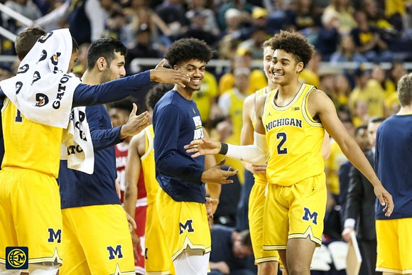 Jordan Poole (2) and Michigan Team