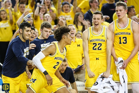 Jordan Poole (2), Duncan Robinson (22), Moritz Wagner (13), and Michigan Team