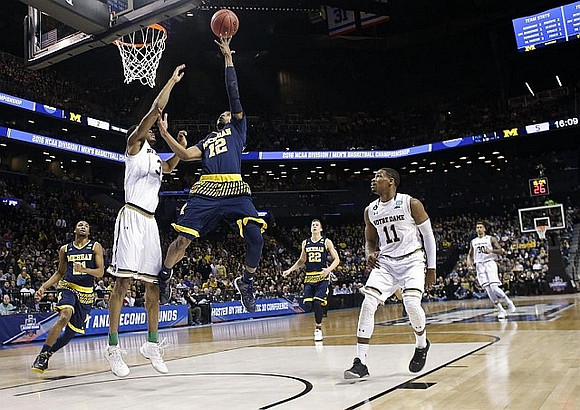 Zak Irvin (21), Muhammad-Ali Abdur-Rahkman (12), and Duncan Robinson (22)