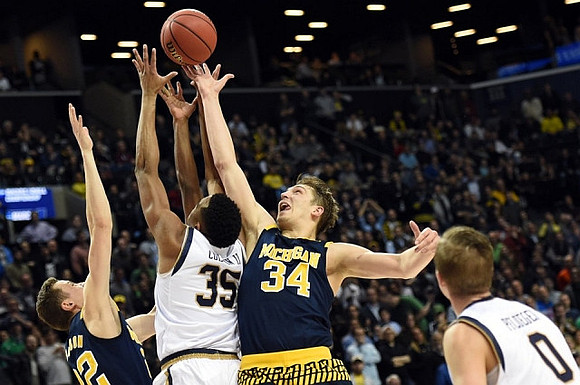 Duncan Robinson (22) and Mark Donnal (34)