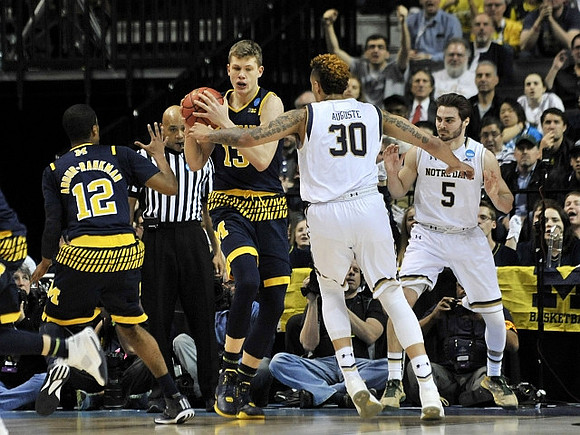Muhammad-Ali Abdur-Rahkman (12) and Moritz Wagner (13)