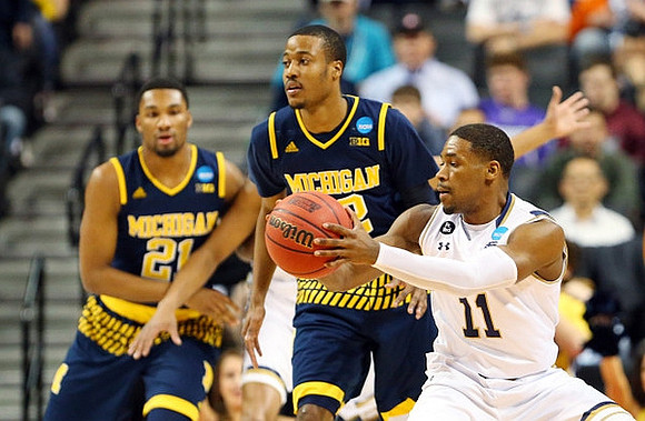 Zak Irvin (21) and Muhammad-Ali Abdur-Rahkman (12)