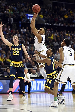 Duncan Robinson (22) and Derrick Walton Jr. (10)