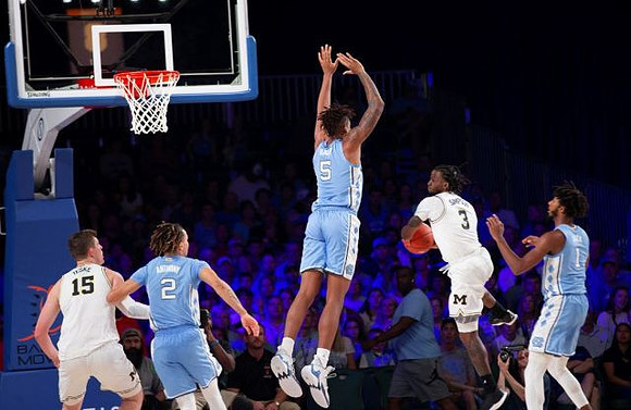 Jon Teske (15) and Zavier Simpson (3)