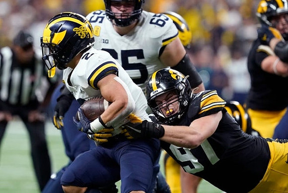 Zak Zinter (65) and Blake Corum (2)