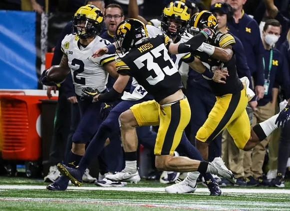 Blake Corum (2) and J.J. McCarthy (9)