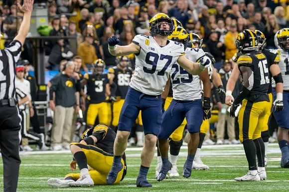 Aidan Hutchinson (97) and Junior Colson (25)