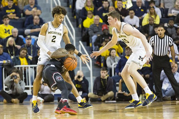 Jordan Poole (2) and Jon Teske (15)