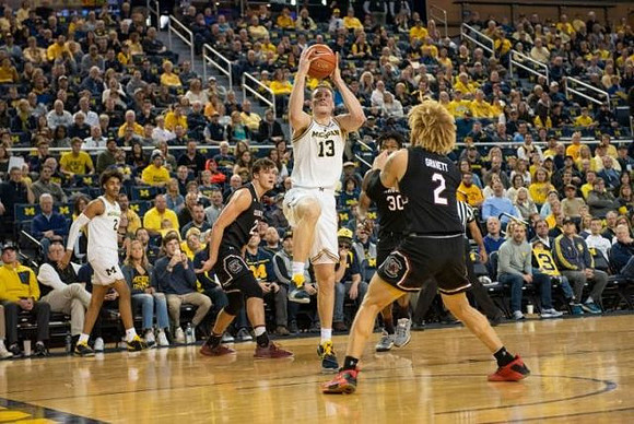 Jordan Poole (2) and Ignas Brazdeikis (13)