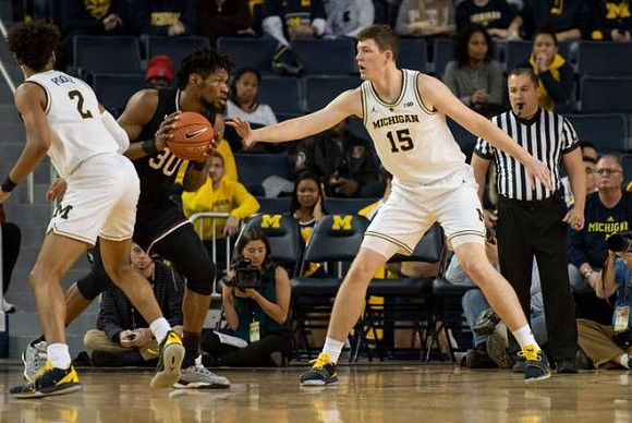 Jordan Poole (2) and Jon Teske (15)
