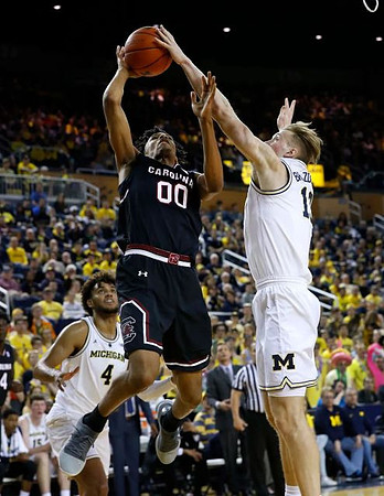 Isaiah Livers (4) and Ignas Brazdeikis (13)