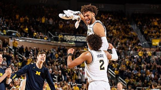 Colin Castleton (11), Jordan Poole (2), and Isaiah Livers (4)