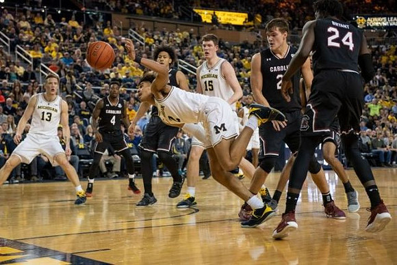 Ignas Brazdeikis (13), Jordan Poole (2), and Jon Teske (15)