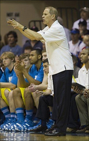 Blake McLimans (22), Matt Vogrich (13), Jon Horford (15), Evan Smotrycz (23), John Beilein, and C.J. Lee